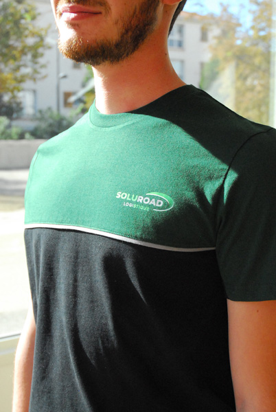 S&eacute;rigraphie logo Soluroad cot&eacute; coeur sur t-shirt bicolore vert et noir